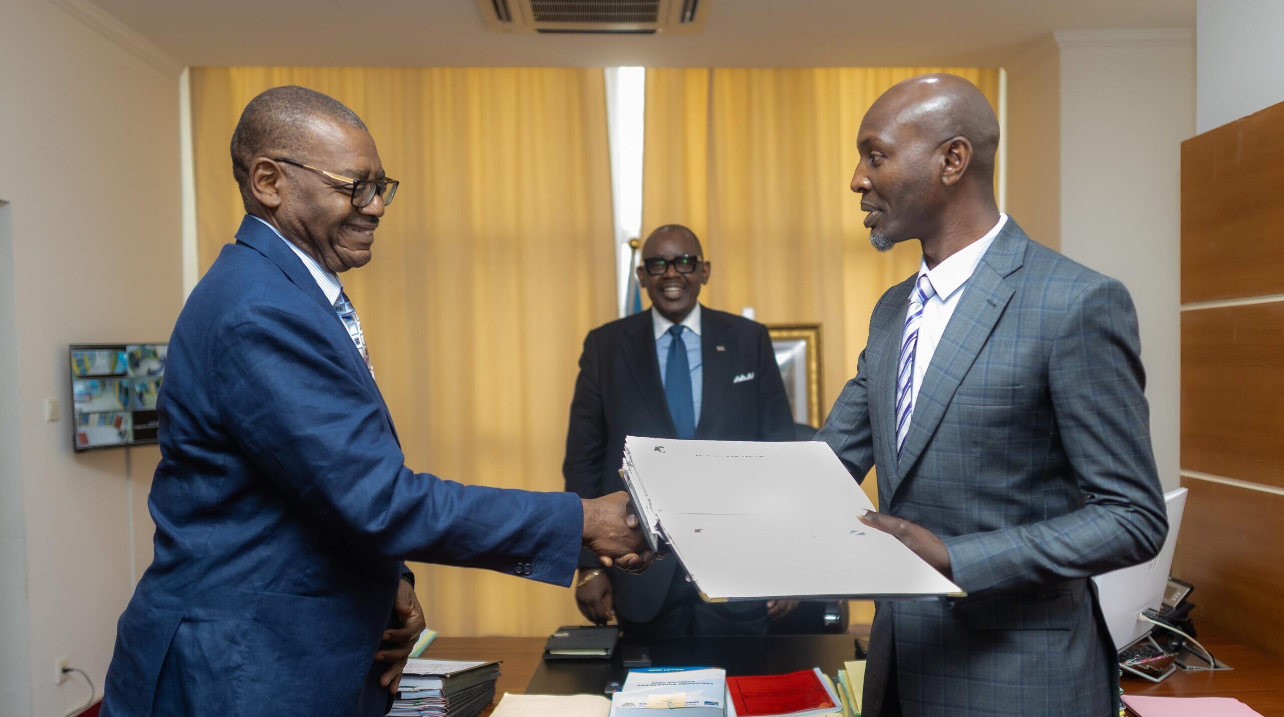 Partenariat économique privilégié RDC – USA I ‎Sous les auspices du ministre Louis Watum, le CAMI remet officiellement 7 permis de recherche à Kobold Metals