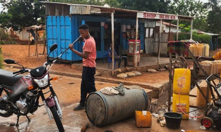 Kinshasa : le lavage automobile, un gagne-pain pour des milliers de jeunes