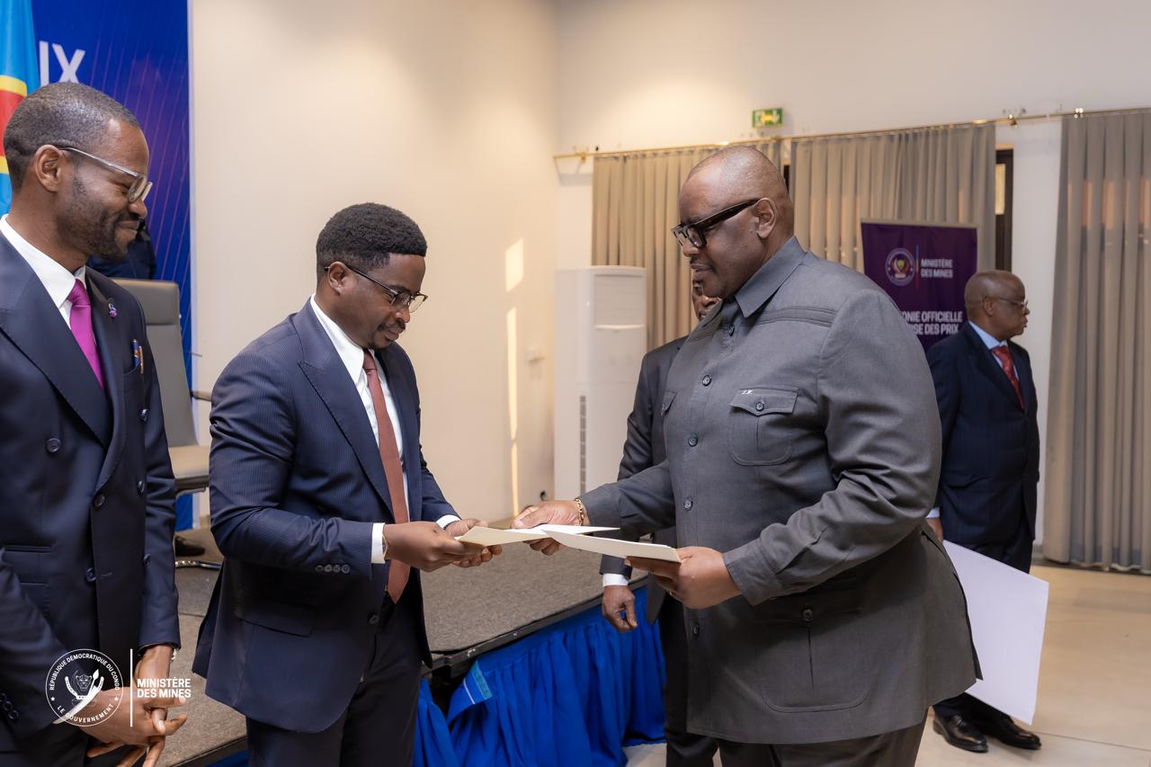 Concours d’excellence ” Buanya ” : Louis Watum Kabamba rend l’ascenseur aux énarques pour leurs propositions idoines face aux défis du secteur minier