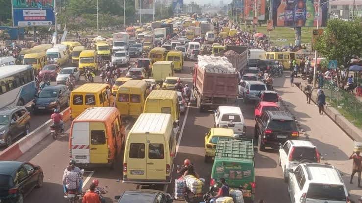Embouteillages à Kinshasa : quatre heures perdues, une économie au ralenti‎
