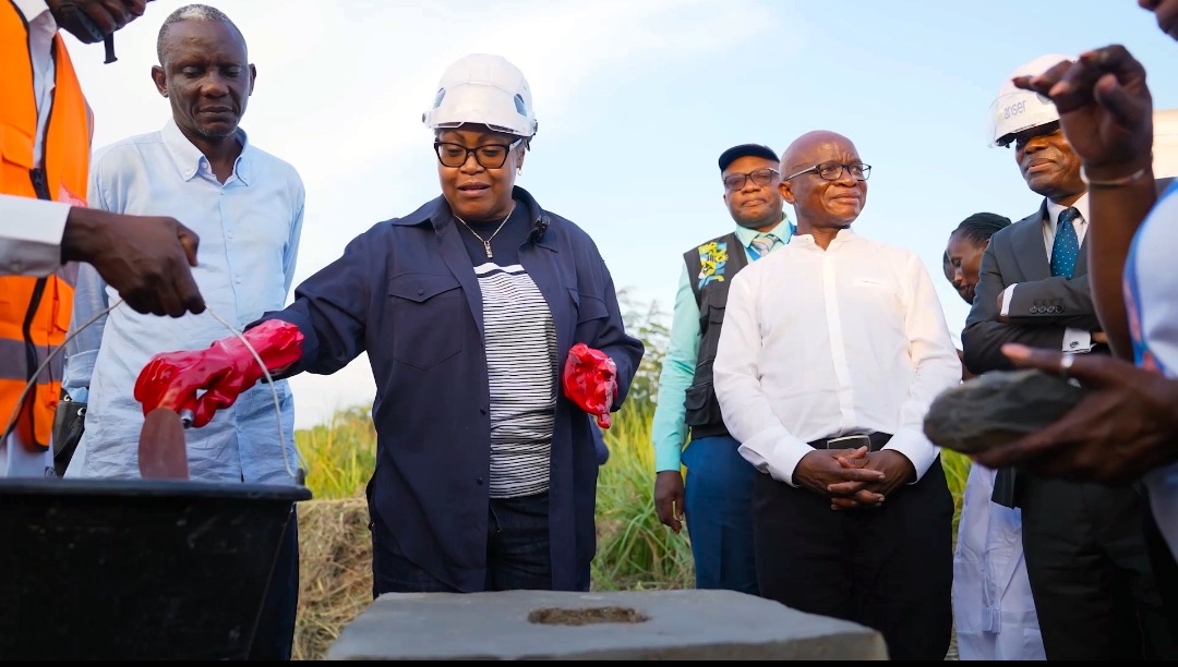 Avec un premier appui financier du FPI : Judith Suminwa relance les travaux de construction d’une centrale hydroélectrique de 20 MW sur le site Mbombo