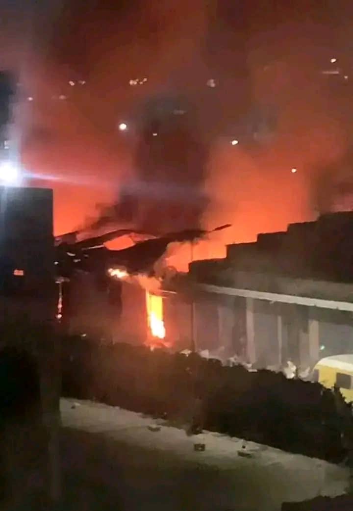 Incendie à Gombe : six magasins ravagés près du marché central